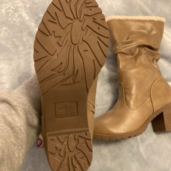 Taupe, size 7.5, shearling lined,  Muk Luk Winter Booties with 2 in heel - Picture 7 of 10